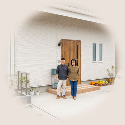玄関先のお施主様ご夫婦 S様邸